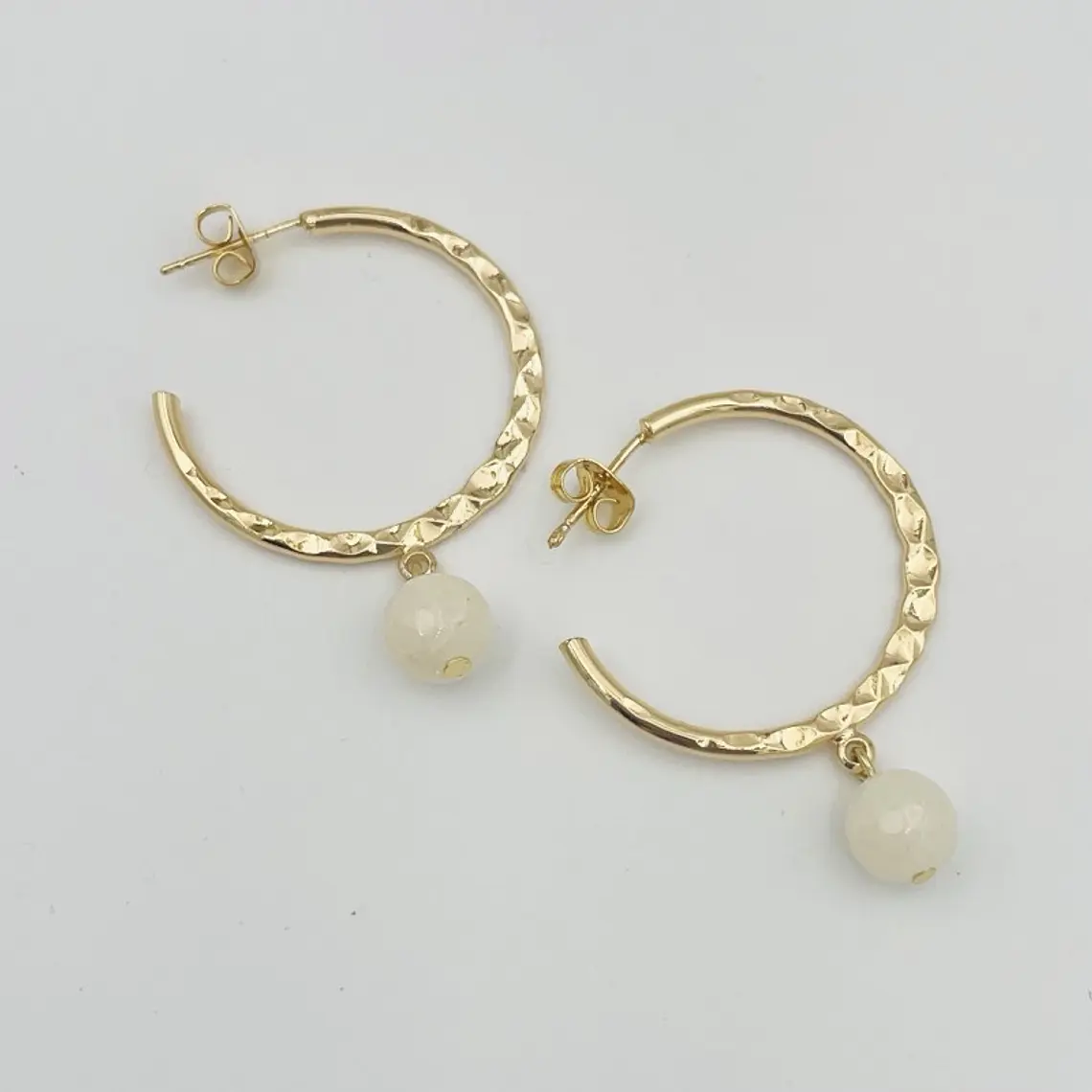 Aretes argolla dorada con piedra Jade natural 2