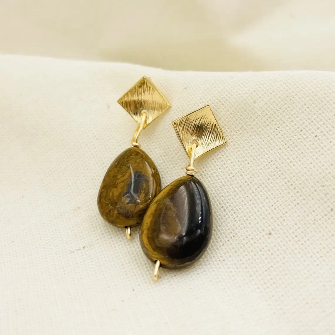 Aretes rombo dorados con piedra Ojo de tigre 1