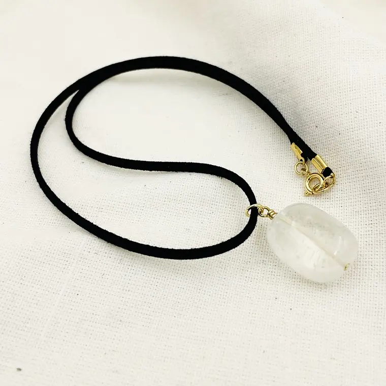 Collar de Cuarzo Natural con Gamuza Negra 2
