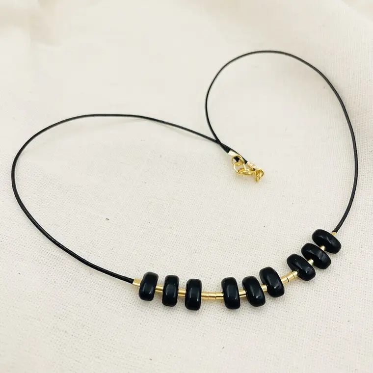 Collar de Obsidiana con Mostacillas Doradas 2