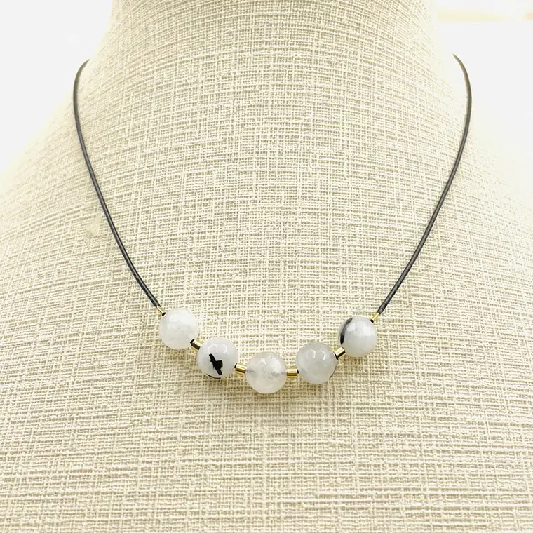 Collar de Cuarzo con Mostacillas Doradas 2