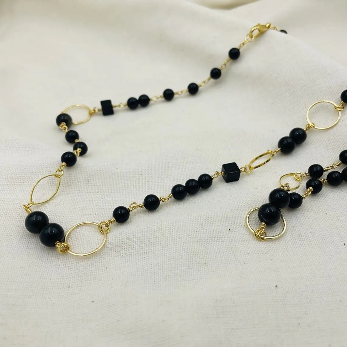 Collar con argollas doradas y piedras Obsidiana 2