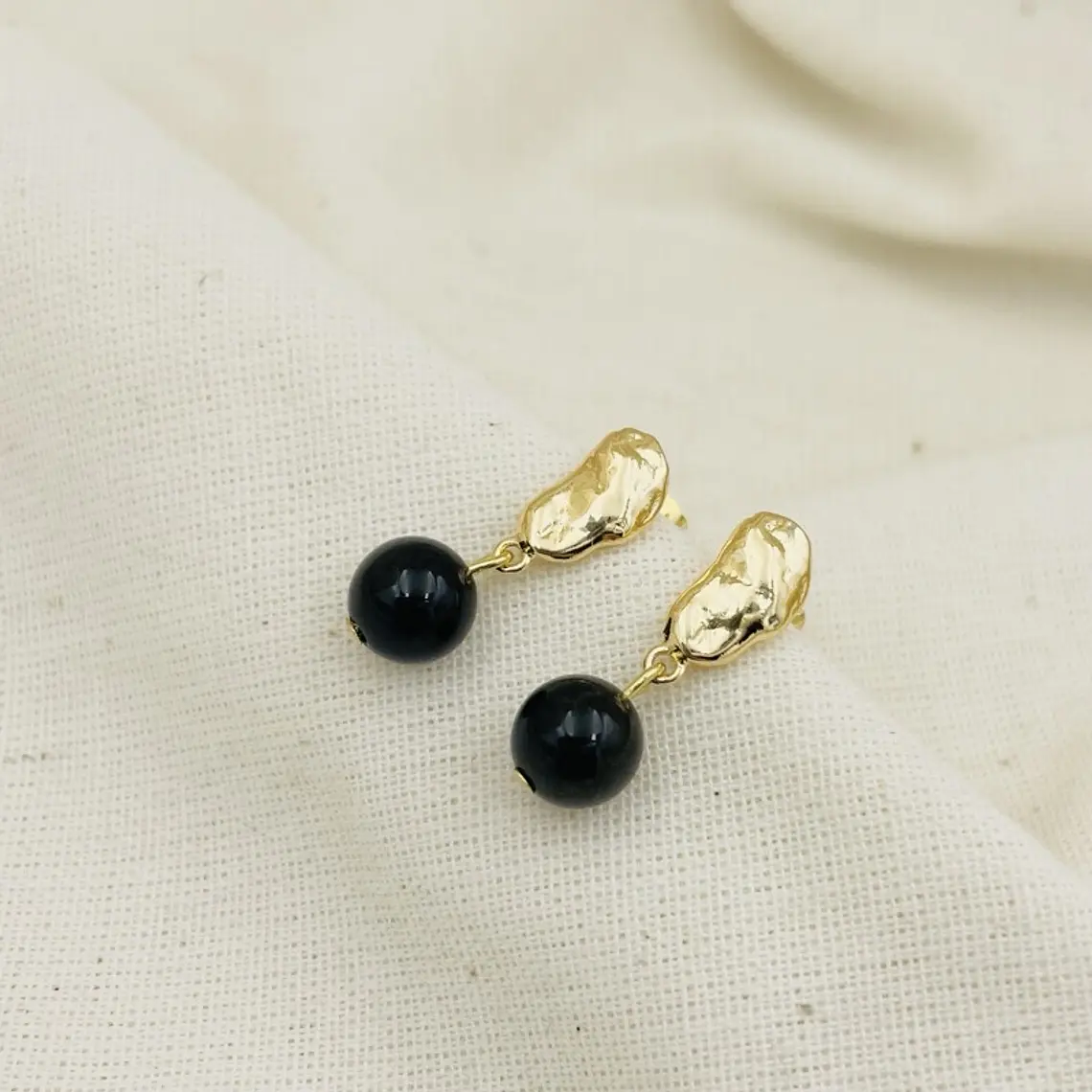 Aretes dorados con Obsidiana natural 1