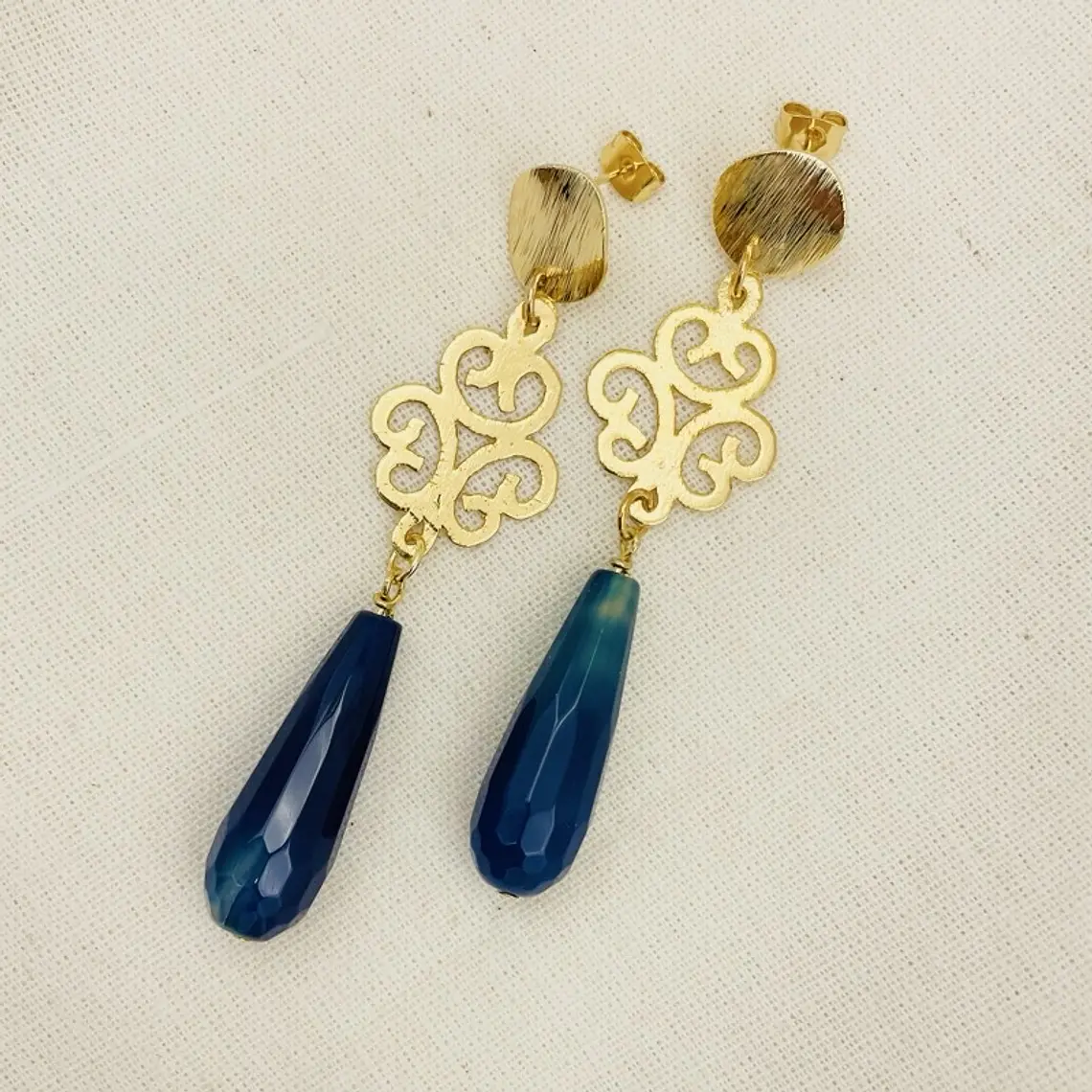 Aretes Largos Dorados con Ágata Azulada 2