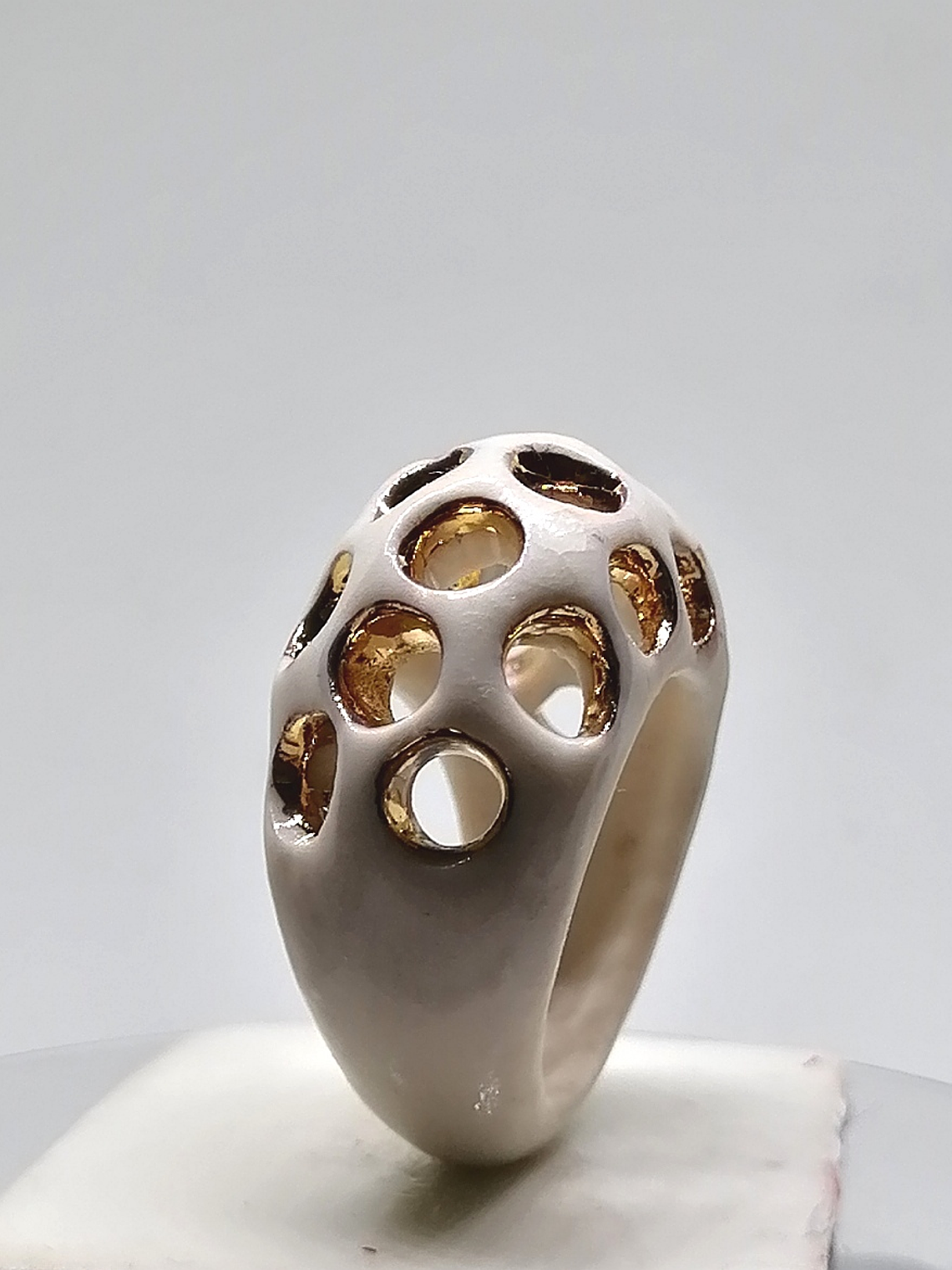 Anillo de Porcelana Inglesa con Esmalte Blanco y Oro - Pronto en Stock 3