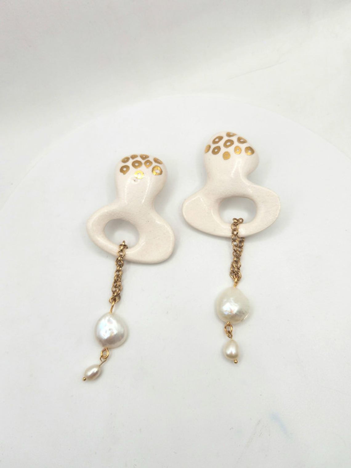 Aros de Porcelana Esmaltada con Lustre de Oro y Perlas Barrocas Naturales 1