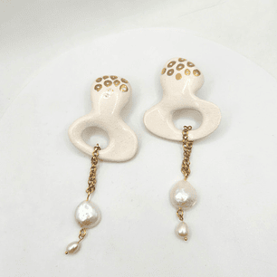 Aros Artesanales de Porcelana Esmaltada con Lustre de Oro y Perlas Barrocas Naturales