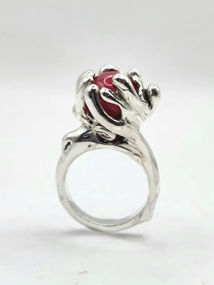 Anillo de Plata 980 con Ágata Roja en Esfera Pieza Única