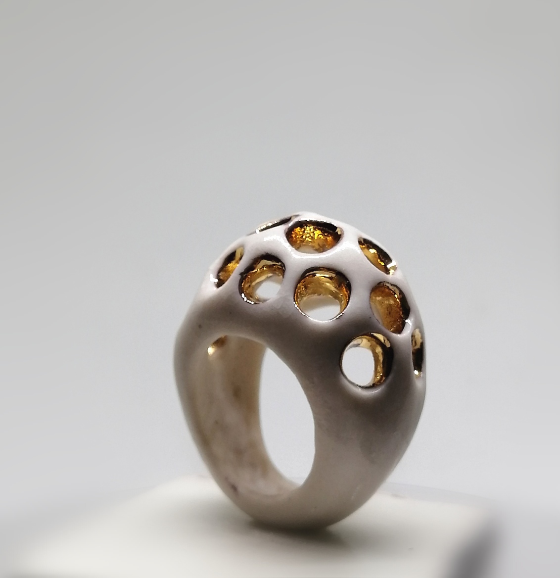 Anillo de Porcelana Inglesa con Esmalte Blanco y Oro