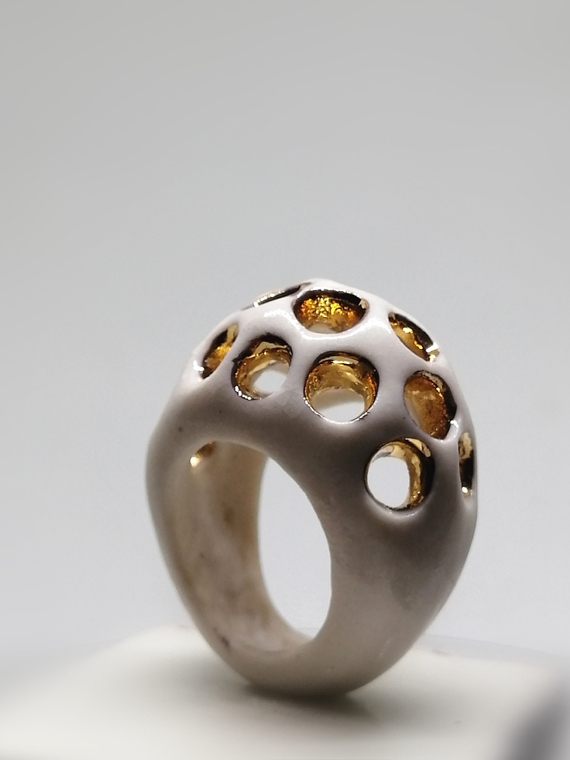 Anillo de Porcelana Inglesa con Esmalte Blanco y Oro - Pronto en Stock 1