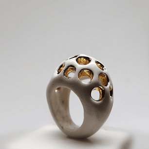 Anillo Artesanal de Porcelana Inglesa con Esmalte Blanco y Oro - Pronto en Stock