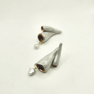 Aros de Porcelana Esmaltada Celeste con Lustre de Oro y Perlas de Río Naturales