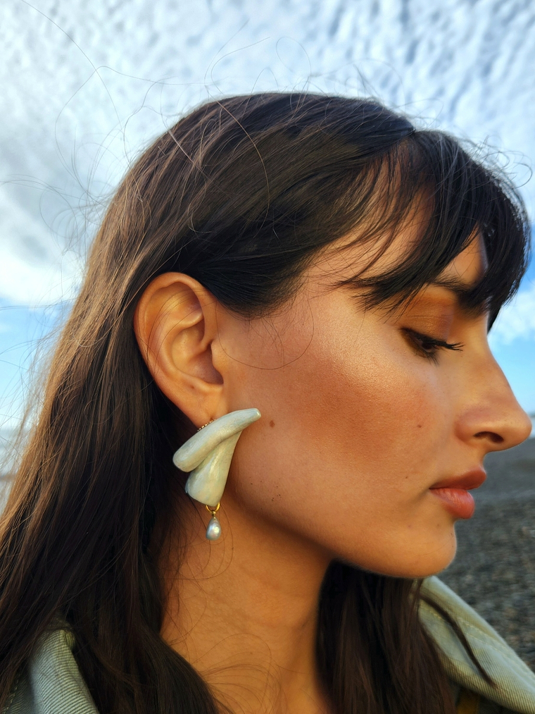 Aros de Porcelana Esmaltada Celeste con Lustre de Oro y Perlas de Río Naturales 2