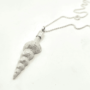 Colgante de Porcelana Nacarada con Concha Conidae 