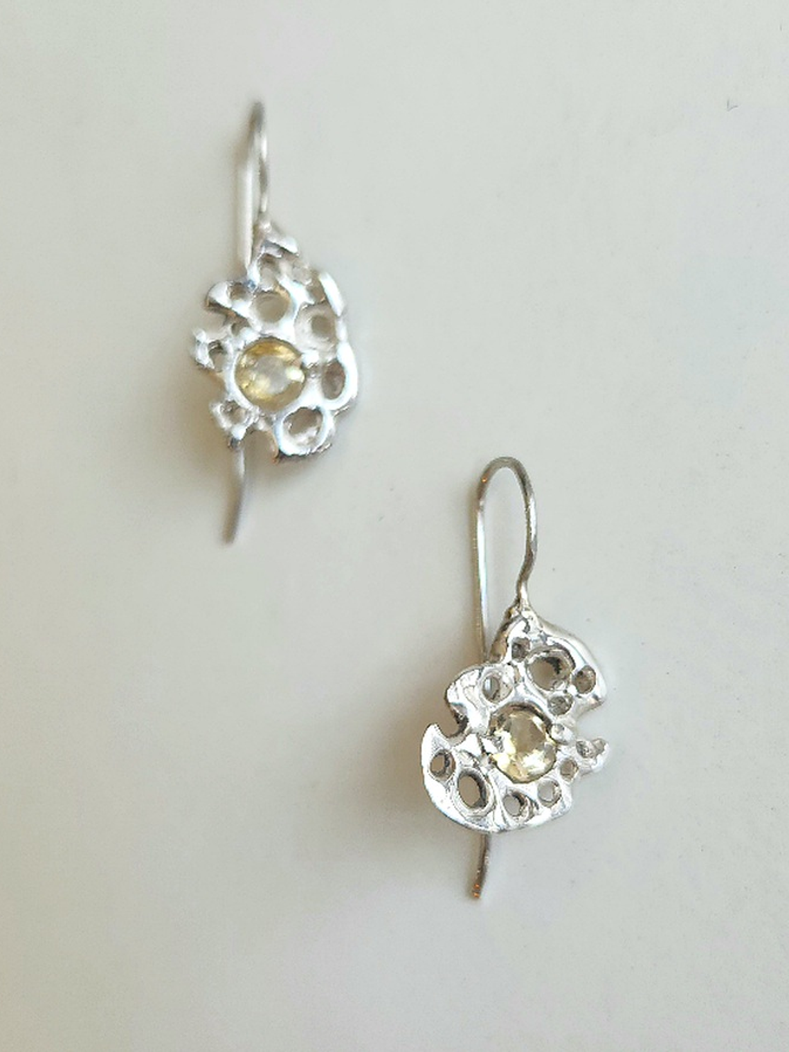 Aros citrino en espuma plata 1