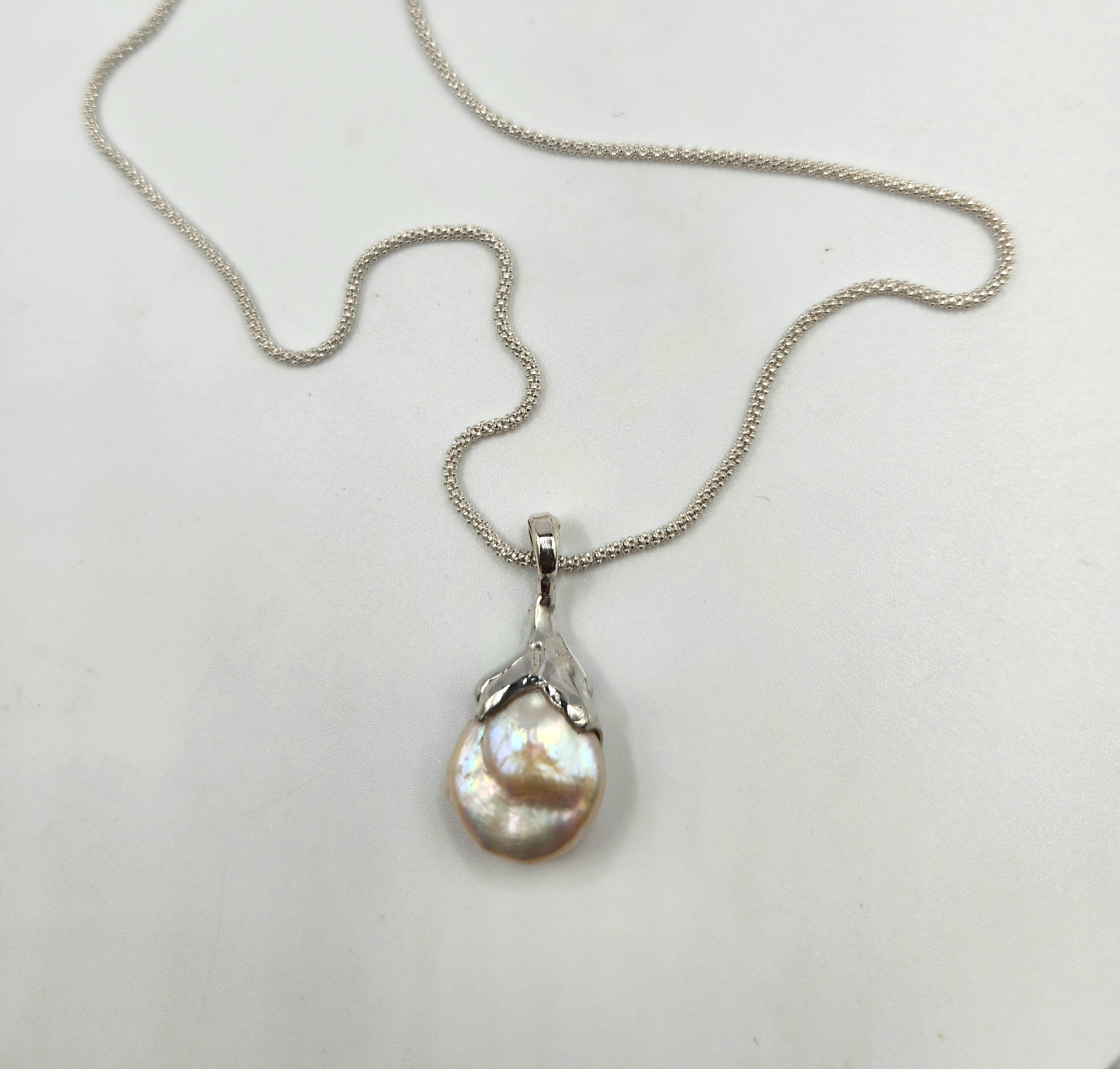 Collar perlas con colgante perla barroca