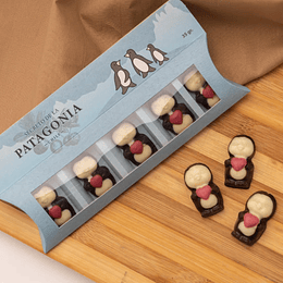 Souvenir Patagónico: Caja de Chocolate Fino con 5 Pingüinitos de Templados sobre Mármol