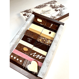 Caja Edición Especial Día de la Madre Selección 12 barras Chocolates Finos más 8 Barritas Sensoriales 400 g