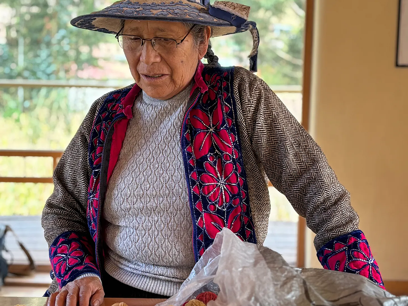 Cada hilo tiene alma: tejido, paisaje y memoria en los Andes