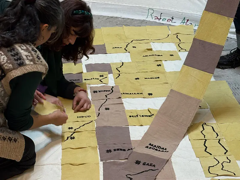 Fragmentar el mapa para volver a unirlo. Bordar Palestina: territorio, memoria y cuidado colectivo