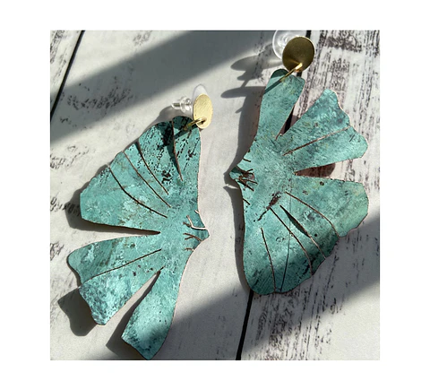 Aros o Pendientes largos de  hoja  de Gingko biloba con herraje o topo