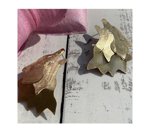Pendientes“loba" con diseño de loba 
