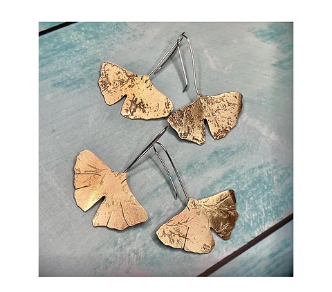 Pendientes colgantes de hojas  de gingkos grabadas 