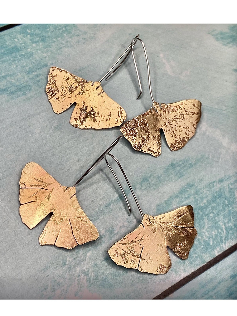 Pendientes colgantes de hojas  de gingkos grabadas  1