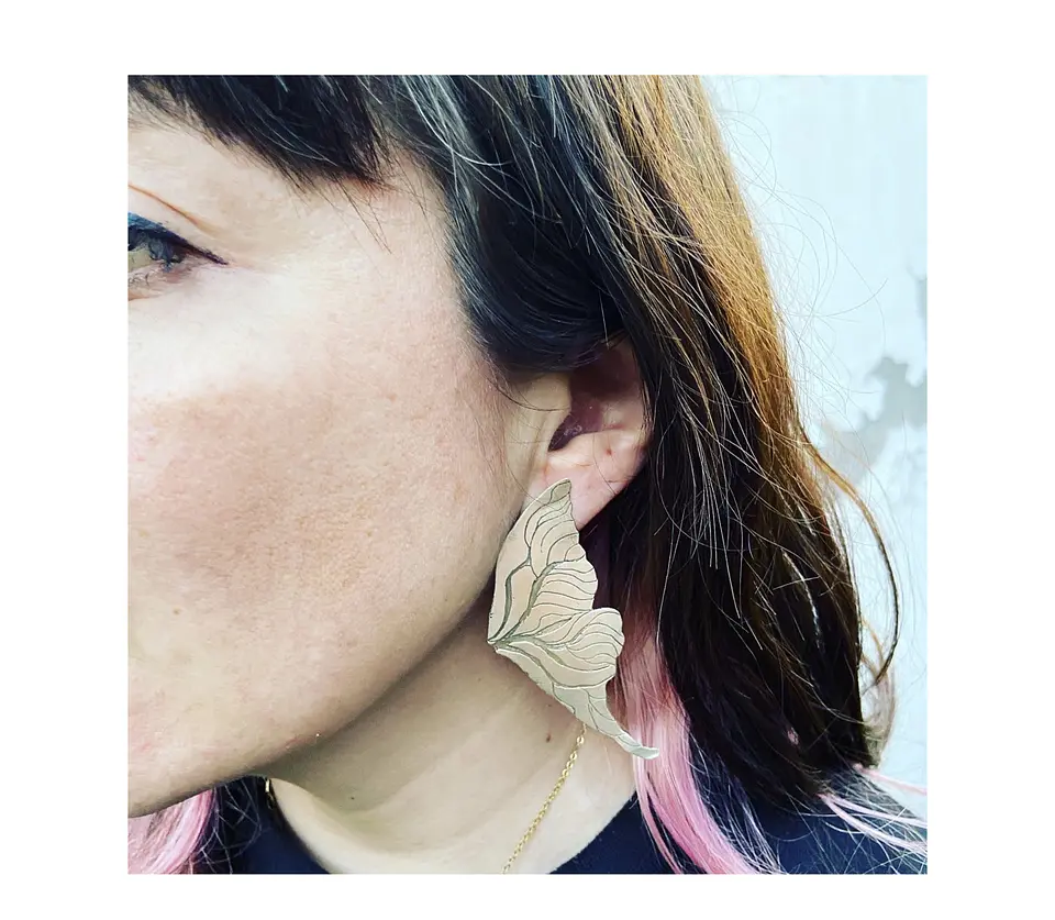 Aros o Pendientes alas grabadas doradas o plateadas 3
