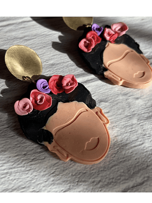 Aros o Pendientes de Frida en Arcilla  “Frida clay