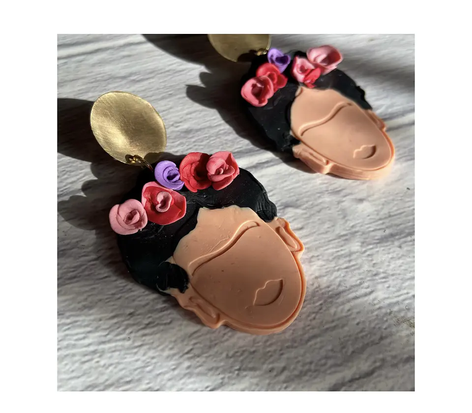 Aros o Pendientes de Frida en Arcilla  “Frida clay