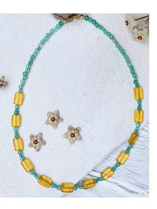 Gargantilla de ágatas y vidrio.