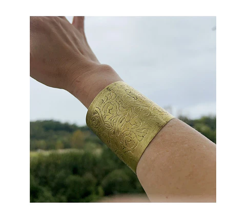 Brazalete brass con grabado 