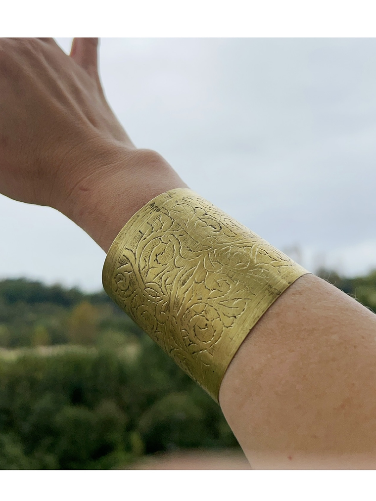 Brazalete brass con grabado  1