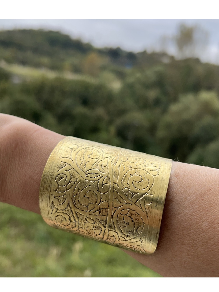 Brazalete brass con grabado  2