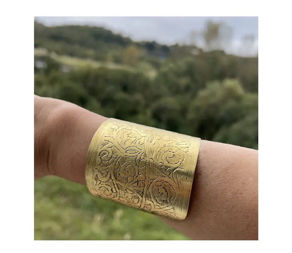 Brazalete brass con grabado  2
