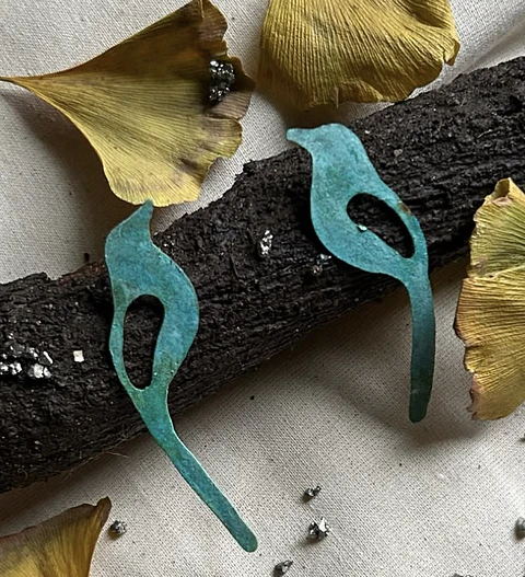 Aros o pendientes de pajaros patinados