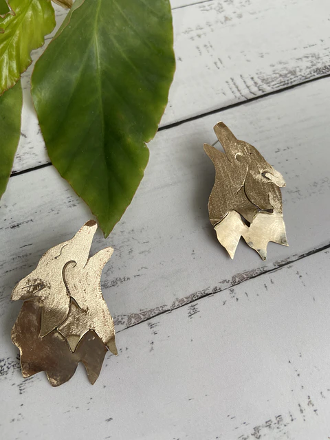 Pendientes“loba" con diseño de loba 