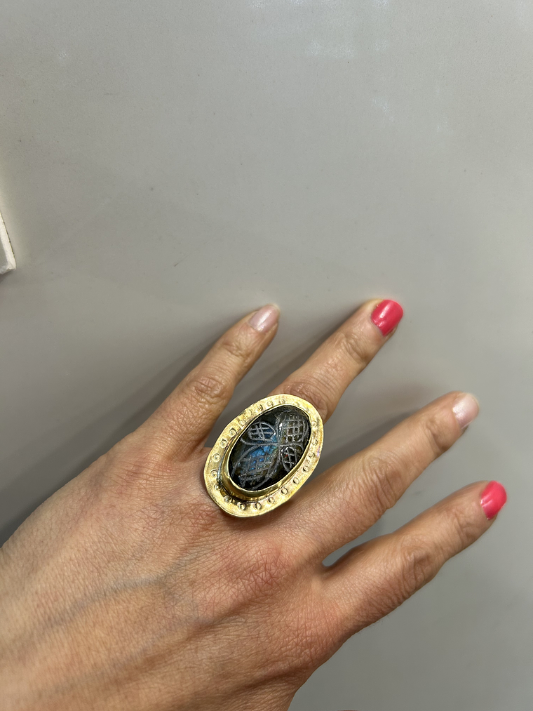 Anillo labradorita labrada a mano 1
