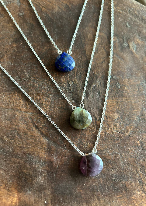 collares de piedras y plata fina