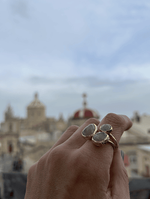 anillo trío cuarzo rosa y baño de oro 
