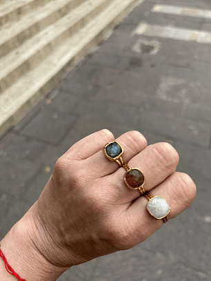 anillo piedra luna o cuarzo strawberry enchape de oro