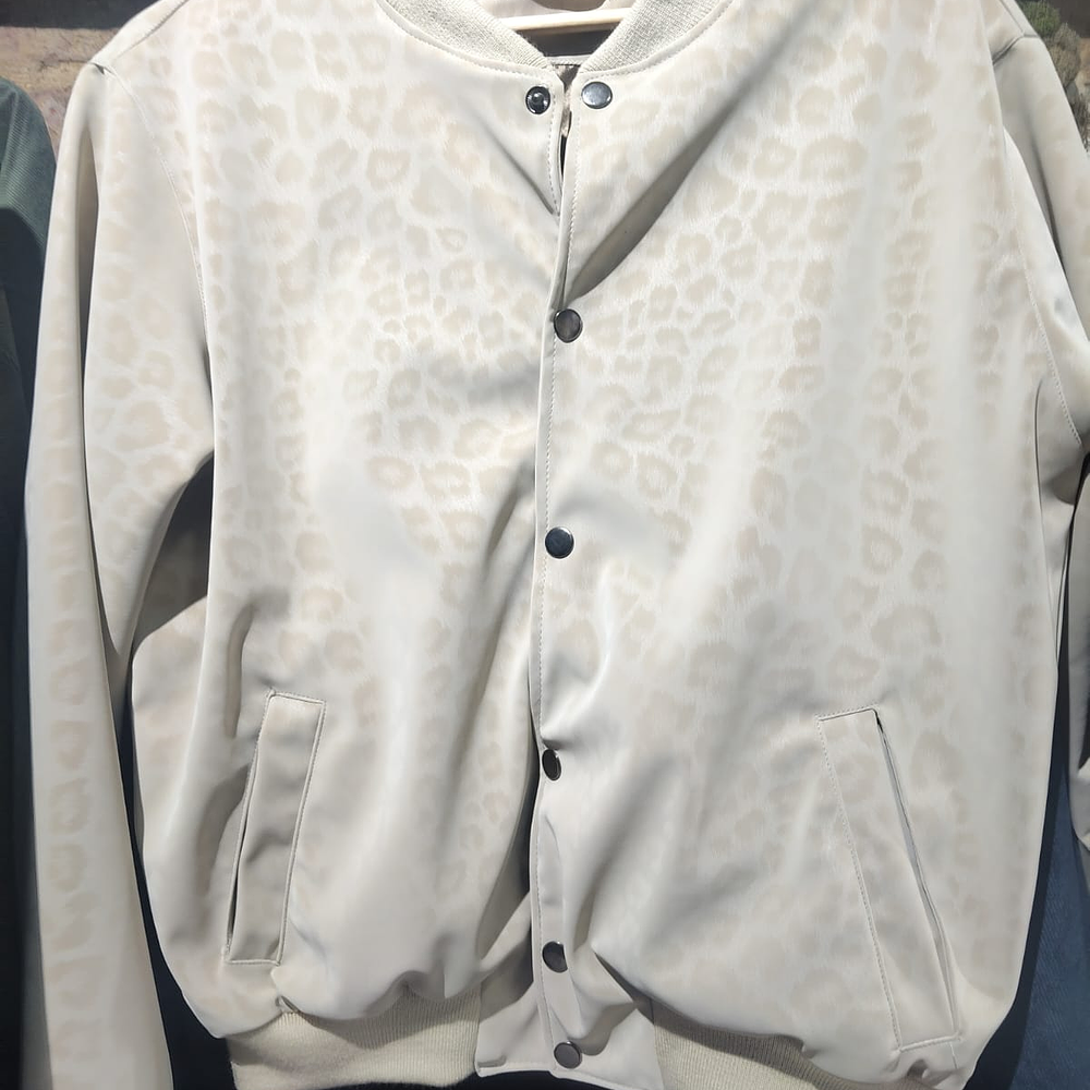 chaqueta regular leopardo beige 