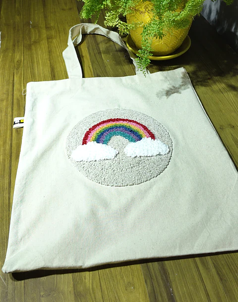 Bolso de Tela "Rainbow" – Bordado Punch Needle Hecho a Mano