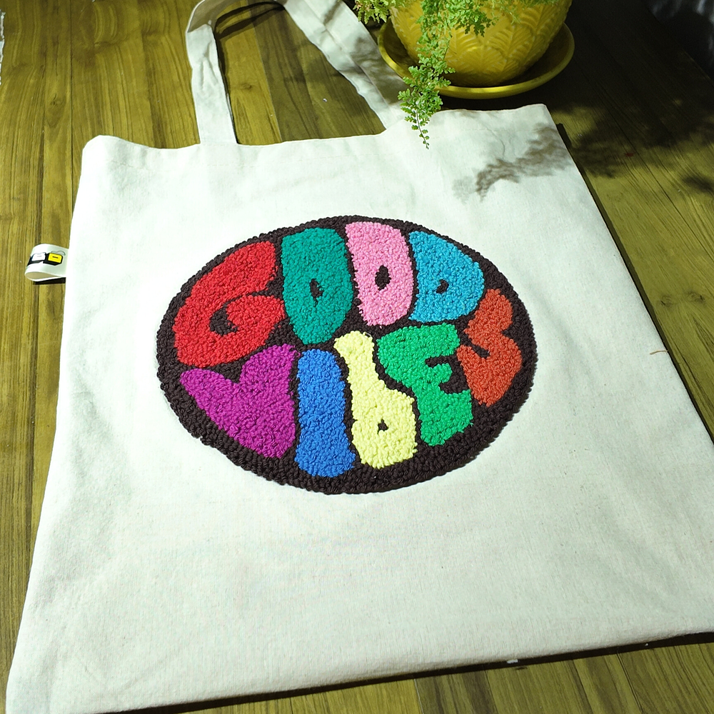 Tote Bag "Good Vibes" – Bordado a Mano con Punch Needle