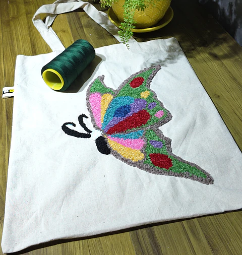 Tote Bag Artesanal "Mariposa Vibrante" – Bordado Punch Needle Multicolor