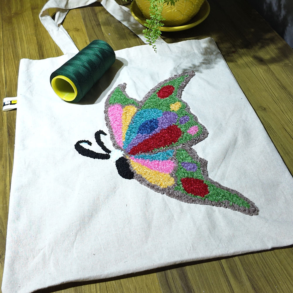 Tote Bag Artesanal "Mariposa Vibrante" – Bordado Punch Needle Multicolor