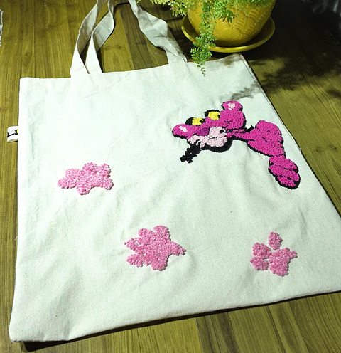 Tote Bag Artesanal – Diseño pantera rosa (Punch Needle)
