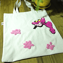 Tote Bag Artesanal – Diseño pantera rosa (Punch Needle)