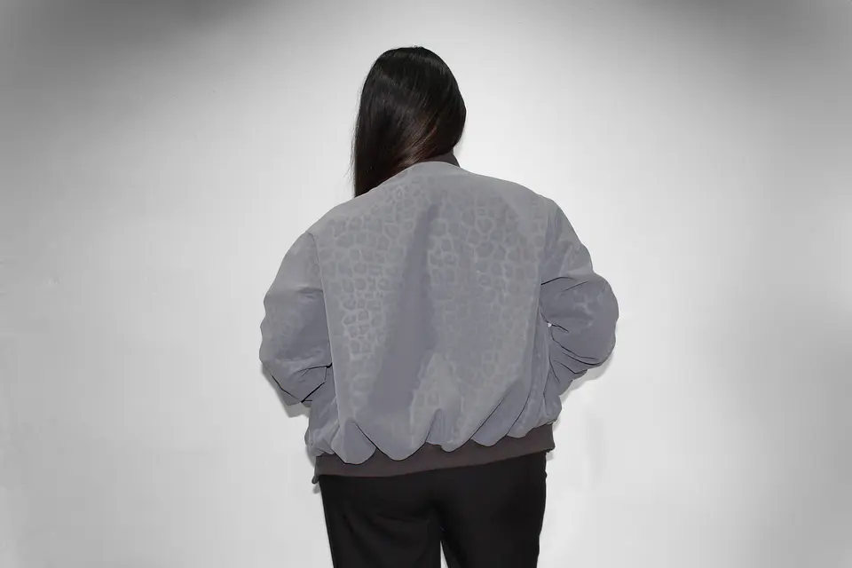 chaqueta regular leopardo gris  3